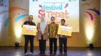 Direktur BTPN Syariah Dwiyono Bayu Winantio (kanan dua), bersama Wakil Gubernur NTB, Hj Indah Dhamayanti Putri (kiri dua), menyerahkan bantuan dana kebajikan dalam acara Festival Si Tepat yang digelar di Taman Budaya Provinsi NTB. (Ist)