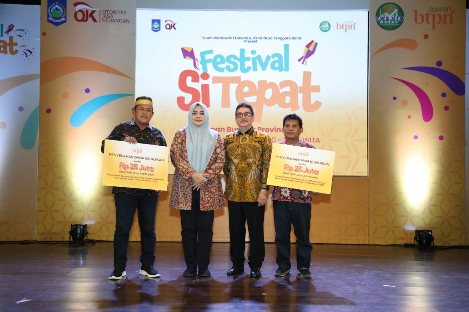 Direktur BTPN Syariah Dwiyono Bayu Winantio (kanan dua), bersama Wakil Gubernur NTB, Hj Indah Dhamayanti Putri (kiri dua), menyerahkan bantuan dana kebajikan dalam acara Festival Si Tepat yang digelar di Taman Budaya Provinsi NTB. (Ist)