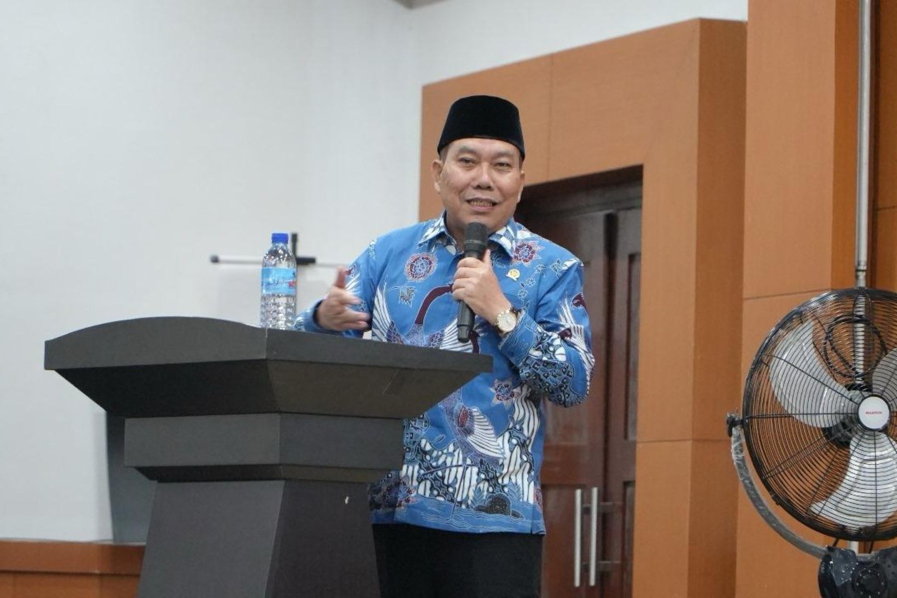 Anggota Komisi IX DPR RI, Muazzim Akbar, hadir dalam sosialisasi program Makan Bergizi Gratis, di Kecamatan Ampenan, Kota Mataram, NTB.