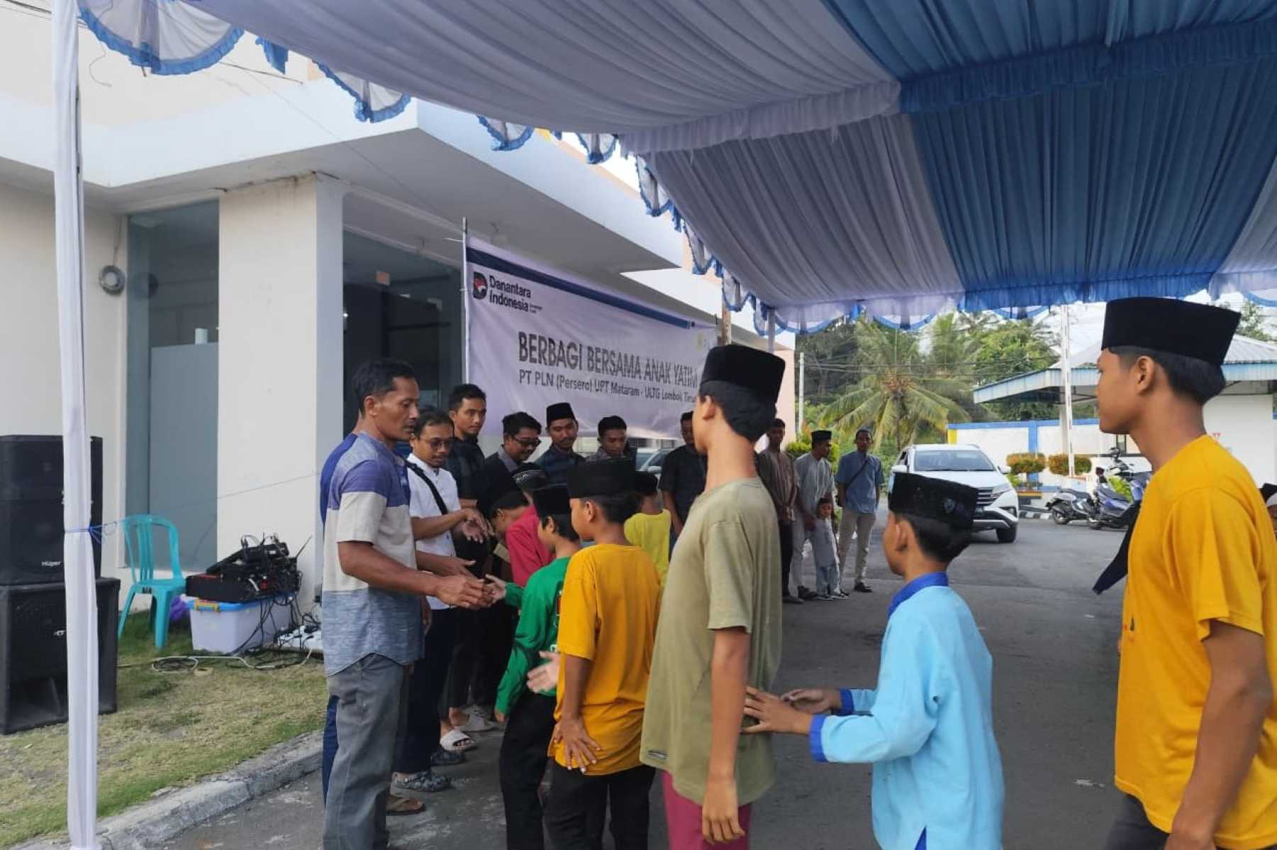 PLN UIW NTB Gelar Aksi Sosial Sambut Hari Pelanggan Nasional.