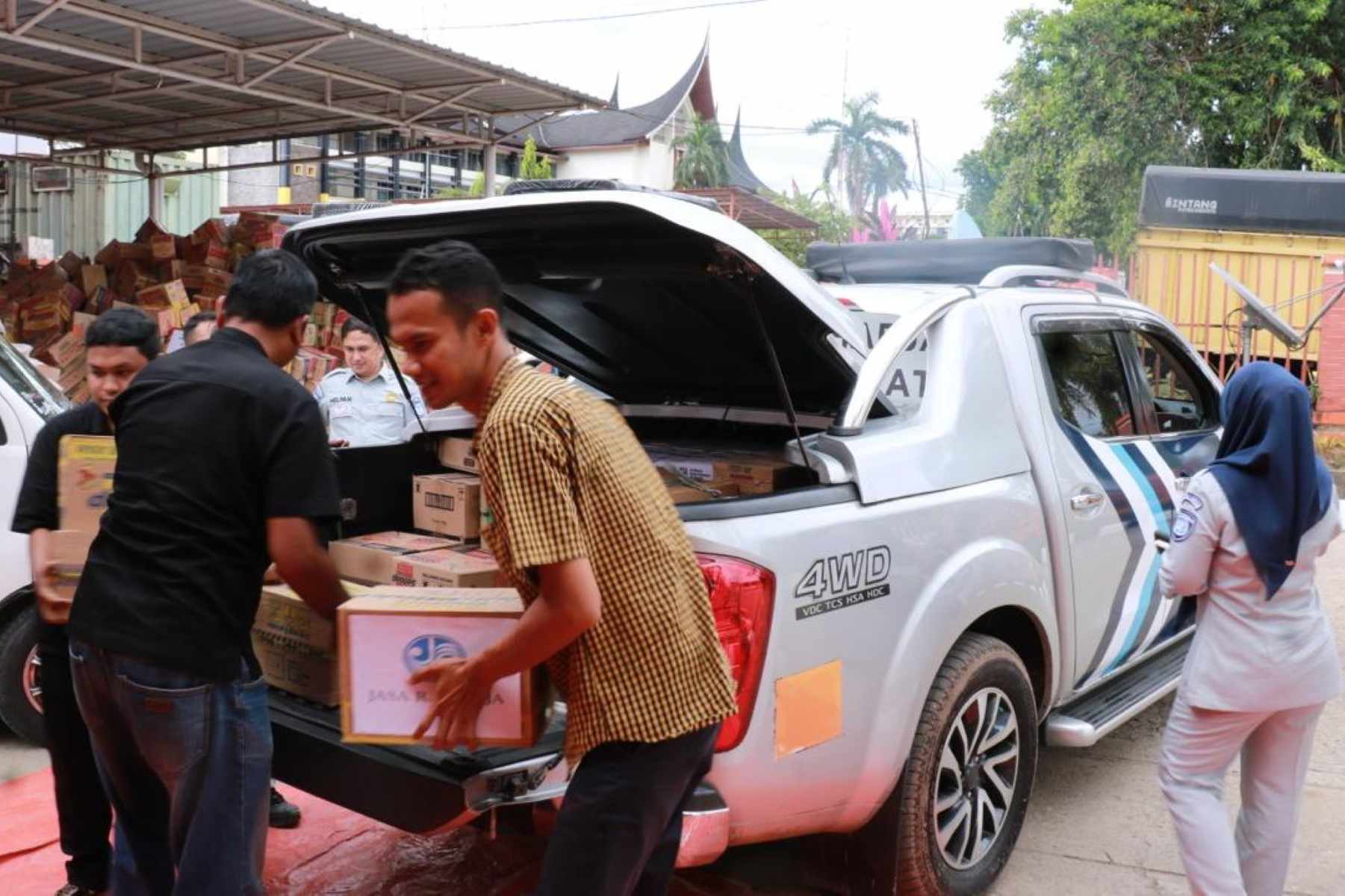 Jasa Raharja Serahkan Bantuan di Lubuk Minturun, Sumatra Barat, Pascabencana Banjir Bandang dan Tanah Longsor.