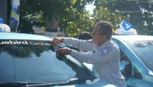 Kampanye Keselamatan Transportasi, Jasa Raharja NTB Pasang Stiker pada Armada Umum.