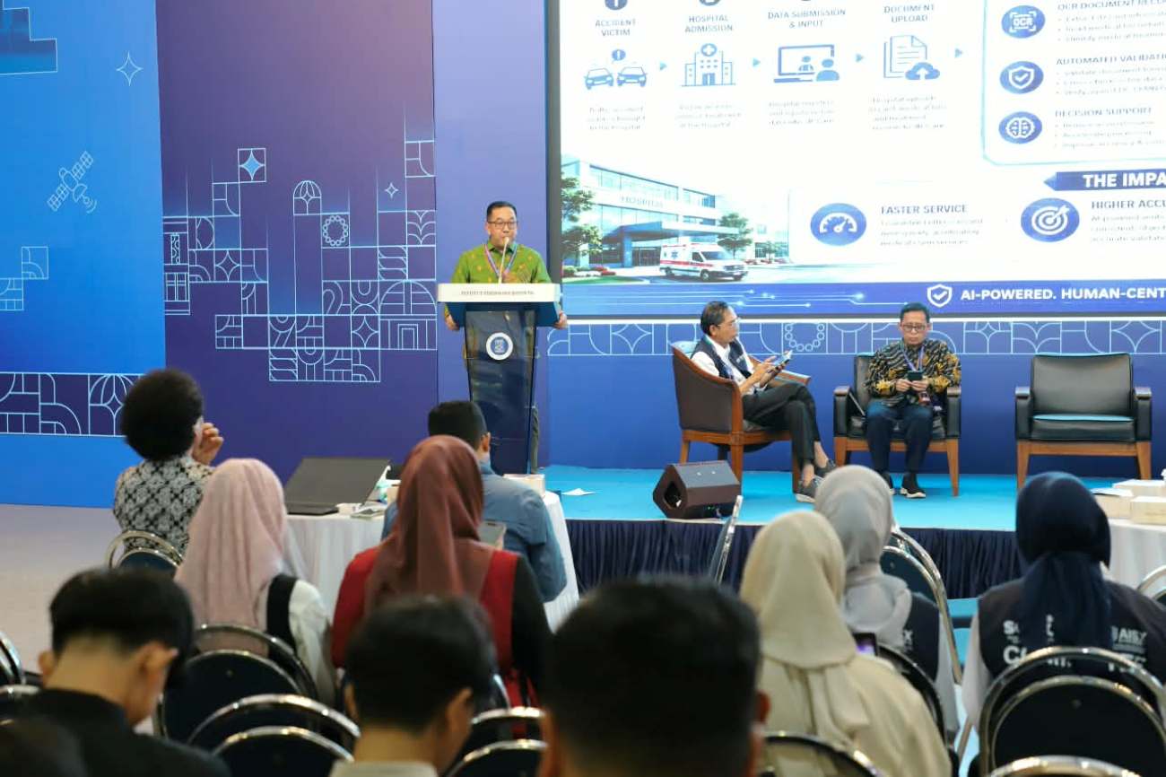 Direktur Utama PT Jasa Raharja (Persero), Muhammad Awaluddin, menyampaikan pemaparan dalam sesi panel “AI Mobility & Transportation Ecosystems” pada AI Indonesia Initiative Forum (AIIF) 2026 di Aula Timur Institut Teknologi Bandung.