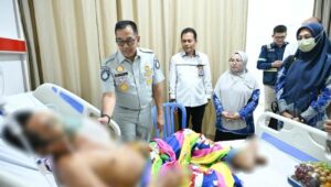 Pastikan Jaminan Perawatan Berjalan Baik, Direksi Jasa Raharja Tinjau Korban KMP Putri Yasmin di Rumah Sakit.
