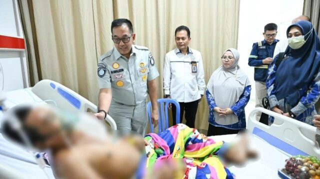 Pastikan Jaminan Perawatan Berjalan Baik, Direksi Jasa Raharja Tinjau Korban KMP Putri Yasmin di Rumah Sakit.