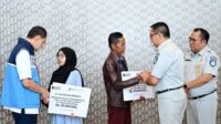 Jasa Raharja Serahkan Santunan kepada Dua Ahli Waris Korban KM Virgo Transport 8 di Jawa Barat.